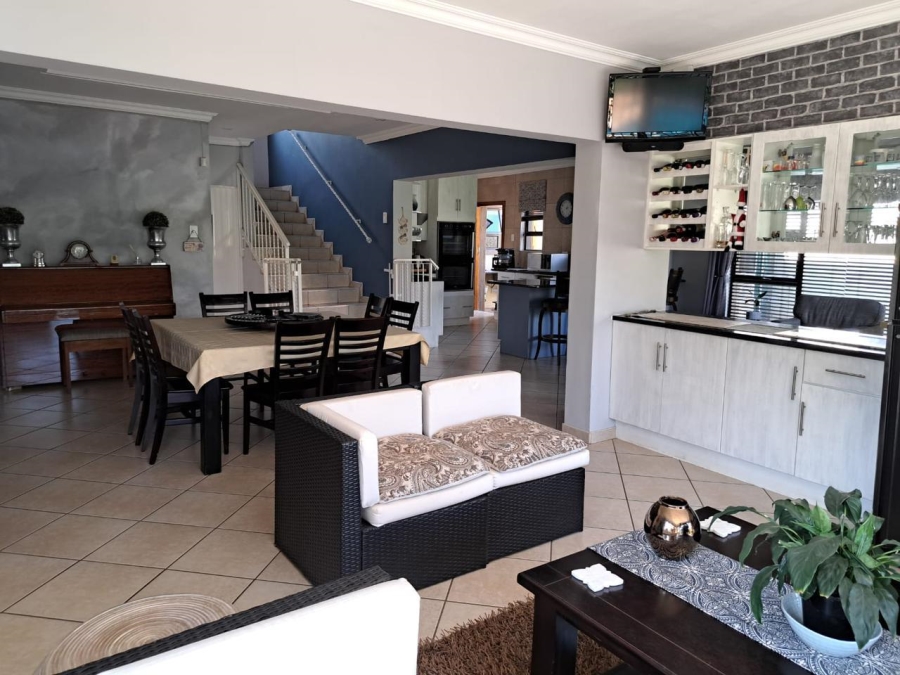 To Let 4 Bedroom Property for Rent in Melodie North West